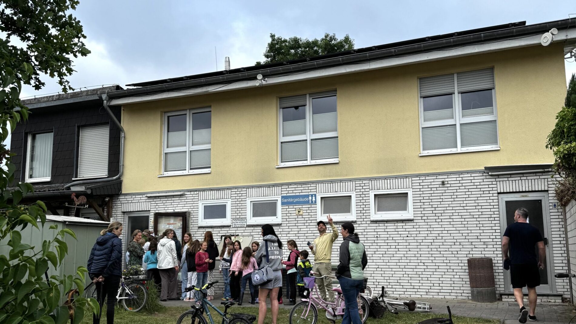 Eine Gruppe Menschen vor einem Gebäude