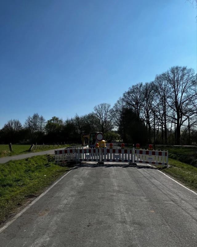 NEWS: Die Sperrung ist aufgehoben!🥳

Eilmeldung zur Verkehrslage
Die Zufahrt zum Campingplatz von Dülmen aus ist gesperrt.
Genauer gesagt ist die K48 zwischen dem Campingplatz Brockmühle und der L600 in beiden Richtungen gesperrt.
Aufgrund einer weiteren Baustelle an den Bahnschranken in Maria-Veen ist die Ausschilderung sehr irreführend.
Grundsätzlich müsst ihr über Maria-Veen fahren, um zu uns zu kommen.
Zurzeit ist die Vollsperrung noch nicht in Google Maps hinterlegt!
In den folgenden Bildern erläutere ich kurz die Umleitung.
Solltet ihr von Dülmen aus kommen, dann werdet ihr an der Kreuzung von der L600 ein Baustellenschild entdecken.
Ab dort ist die Durchfahrt verboten (Bild 2).
Folgt bitte der Umleitung U3, welche euch weiter auf der L600 entlangführt.
Dieser folgt ihr ca. 2 km, bis ihr zur Kreuzung auf Bild 3 kommt.
Dort fahrt ihr links Richtung Maria-Veen.
Nach ca. einem Kilometer folgt ihr weiter der U3 (Bild 4).
Um der U3 zu folgen, müsst ihr links Richtung Maria-Veen abbiegen.
Dort steht auch ein „Durchfahrt verboten, frei bis Landsbergstraße“ (Bild 5).
Trotzdem biegt ihr in diese Straße ein, bis ihr nach ca 1 km beim ausfahren des Kreisverkehres erneut dieses Schild erblickt (Bild 6).
An diesem Schild fahrt ihr vorbei bis zur Kreuzung (Bild 7).
Dort links abbiegen und der Straße ca. einen Kilometer folgen, bis ihr zu Bild 8 kommt.
Unser Campingplatz liegt vor der Baustelle, somit ist die Durchfahrt frei.
Auf Bild 9 habe ich euch die Strecke auch noch eingezeichnet.
Nach dieser erfolgreichen Schnitzeljagd könnt ihr euren wohlverdienten Urlaub genießen!