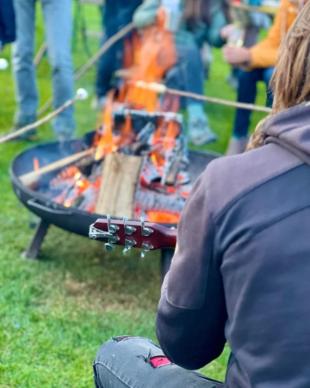 Live Musik, knisterndes Feuer, schnaubende Pferde, Störche, Stockbrot, Sternenhimnel......
Tolle Menschen.
Der Himmel auf Erden ist auch neben dem Rücken der Pferde zu finden.
Lagerfeuerromantik an Chr . Himmelfahrt Camping Brockmühle