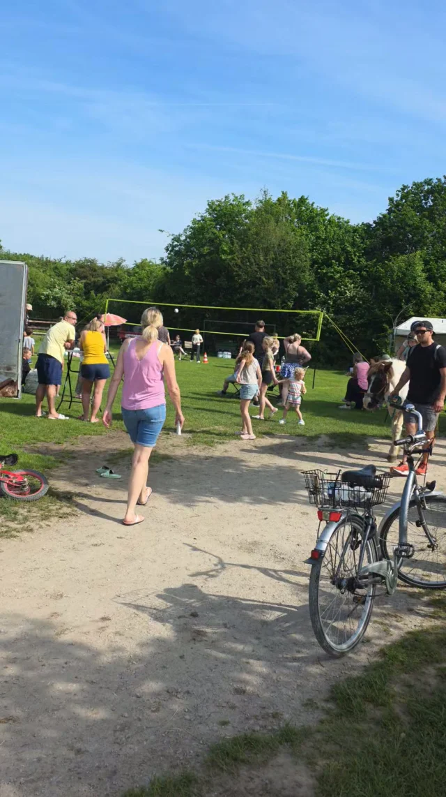 Rückblick auf die Feiertage: Schön wars mit euch allen!
Wir haben viel erlebt neben dem Reiten gab das
Volleyball Turnier, die Poolparty, Nachtwanderung mit und ohne Pferde und viele tolle Erlebnisse mehr.
Wir freuen uns schon auf die Sommerferien 
Kommt doch gerne spontan vorbei. Es ist ein Plätzchen frei.